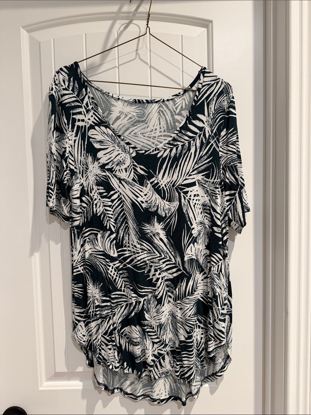 Women's Black and White Tropical V-Neck Short Sleeve Top
